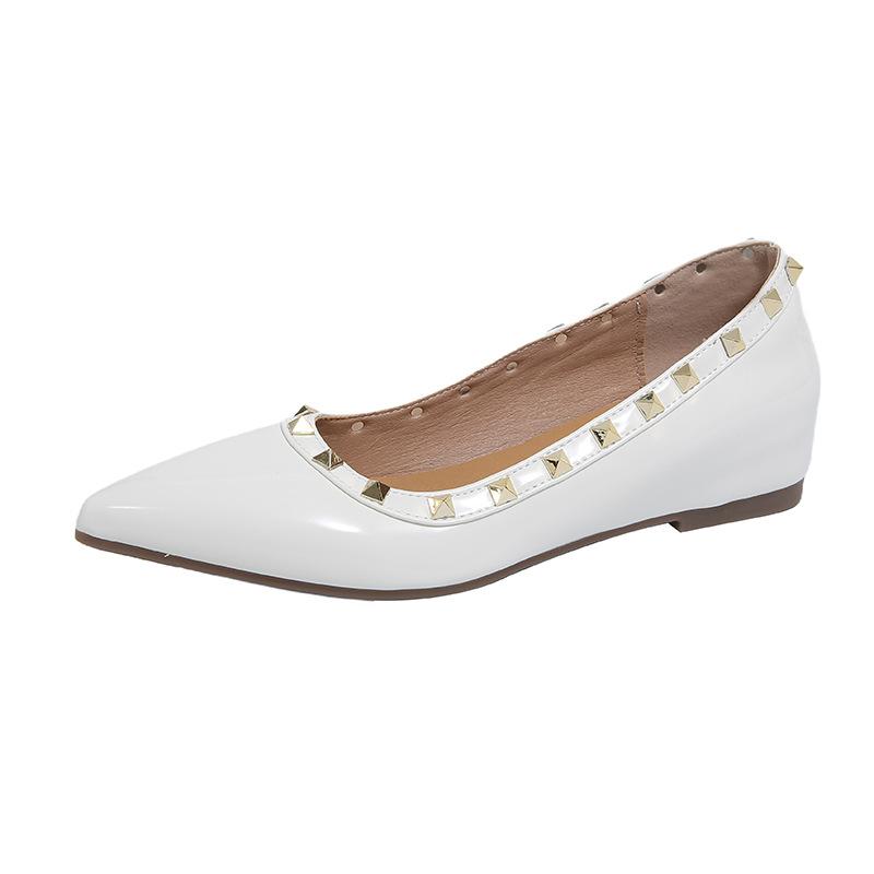 Französisches Temperament spitze Einzelschuhe 2025 Frühling Lackleder Nieten sanfte Abendbrise flacher Mund flacher Boden Mode Damenschuhe