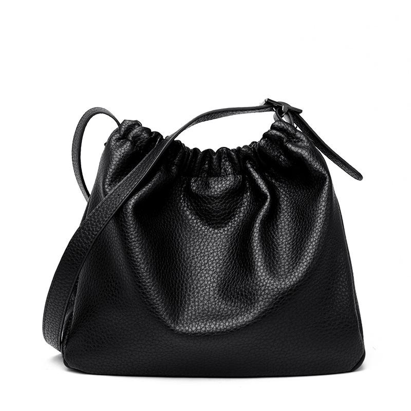 

Bag women s bag 2025 new niche casual lazy wind commuting large capacity shoulder tote bag textured crossbody bag чёрный