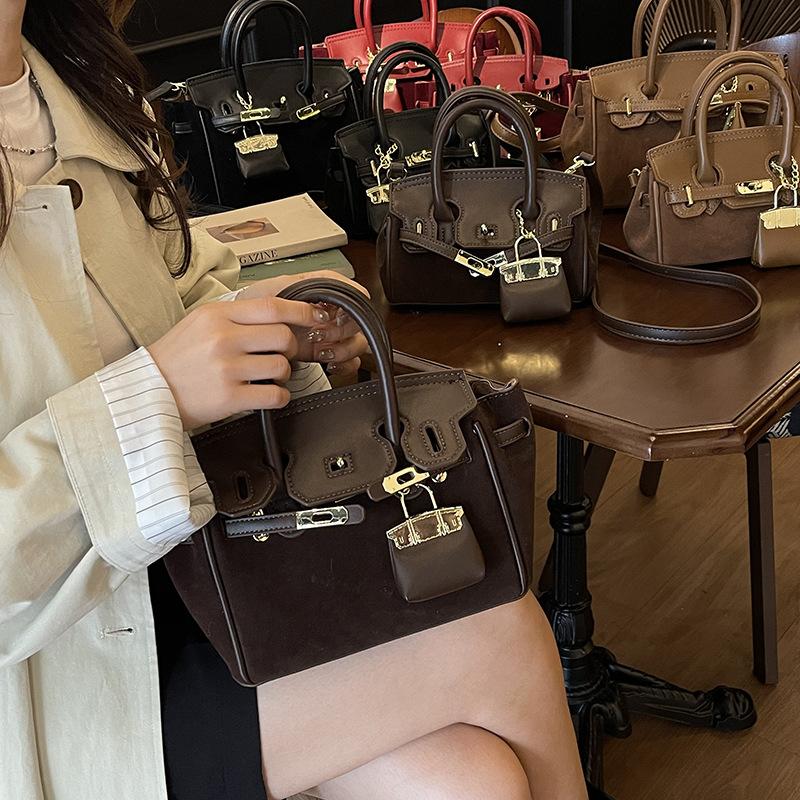 Retro Bag Women's Large Capacity 2025 New Autumn and Winter Versatile Niche Design Messenger Bag Portable Commuter Tote Bag