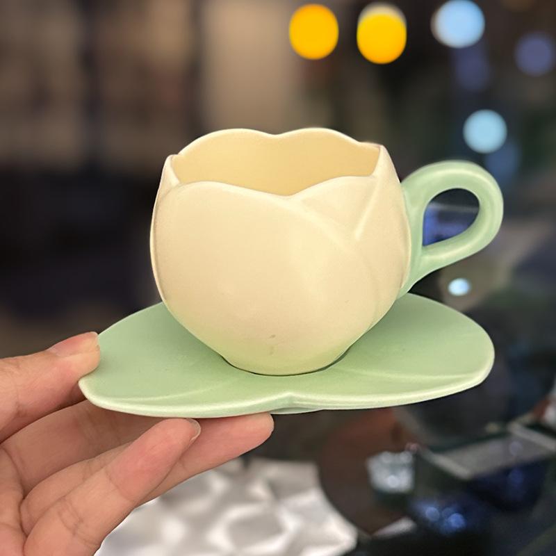 Тисненая керамическая чашка в форме тюльпана — это нишевая эспрессо-чашка и блюдце кофейни с девичьим сердцем 100ml