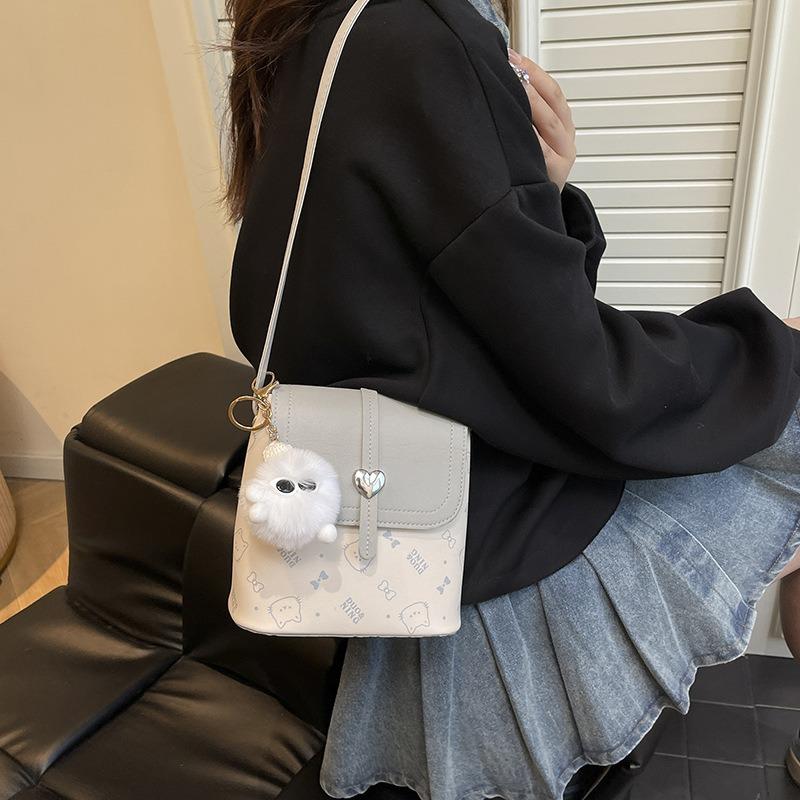Niche Cute Bucket Bag Women's Fashion Hairball Pendant New Trendy Summer Versatile Single Shoulder Messenger Bag Commuter Bag