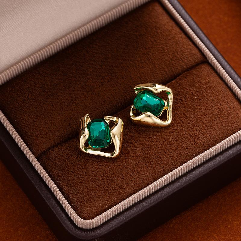 Retro Hollow High-End Green Crystal Stud Earrings, Unique Design Imitation Silver Needle Earrings, Light Luxury High-End Earrings