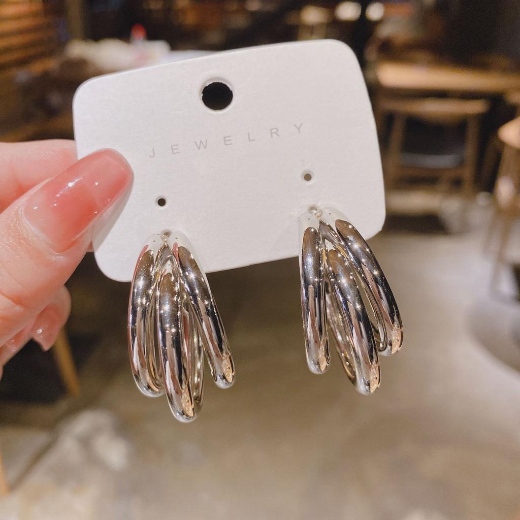 Fashion light luxury simple earrings women's silver light luxury high-end small earrings niche design trendy cool earrings