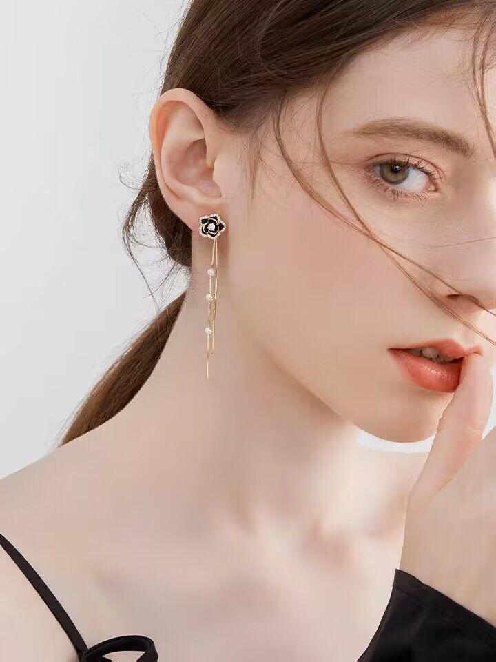 No Piercing Earrings Black Camellia Tassel Earrings Luxury Long Imitation Pearl Earrings Retro Clip On Earrings