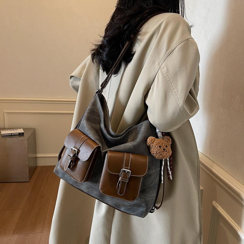 Stylish large-capacity tote bag, simple commuter locomotive bag, women's 2025 new college student class bag