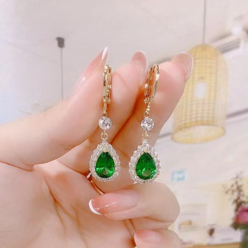 

Трендовые серьги-подвески с кристаллами 2024 года: Шикарный, стильный и универсальный