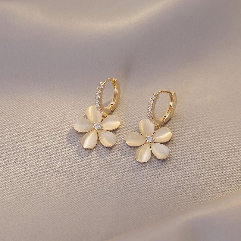 2023 Trendy Versatile Ear Cuffs with Cat's Eye Stone Flower Design – Elegant Korean Style Niche Earrings