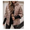 Giacca imbottita da donna con cappuccio, vestibilità ampia, chiusura con zip frontale, maniche lunghe, imbottitura in lana e motivo trapuntato 3D