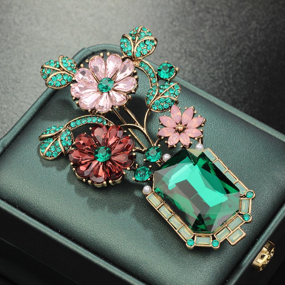 

Елегантна синя бутоньєрка для костюма: Брошка-шпилька Bauhinia Pearl проти оголення для жінок