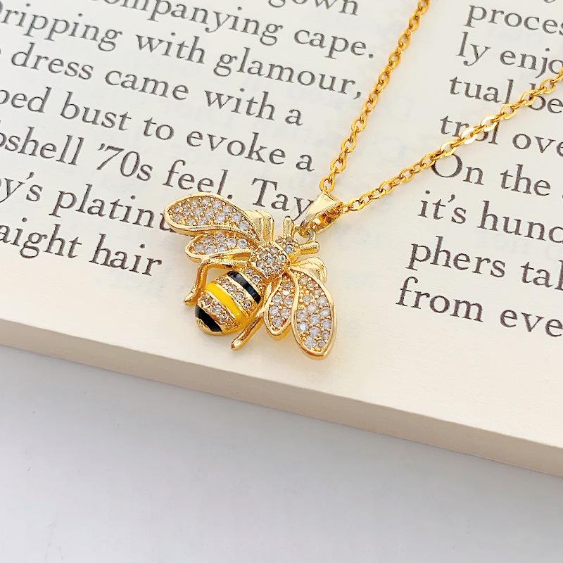 Fashion Fun Sweet Little Bee Pendant Necklace Female Niche Design Sense Versatile Collarbone Chain Cute Neck Chain