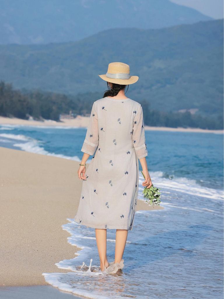 2026 Women's Retro V-neck Midi Dress - Elegant Cheongsam Style with Embroidered Three-Quarter Sleeves and Waist-Cinching Skirt