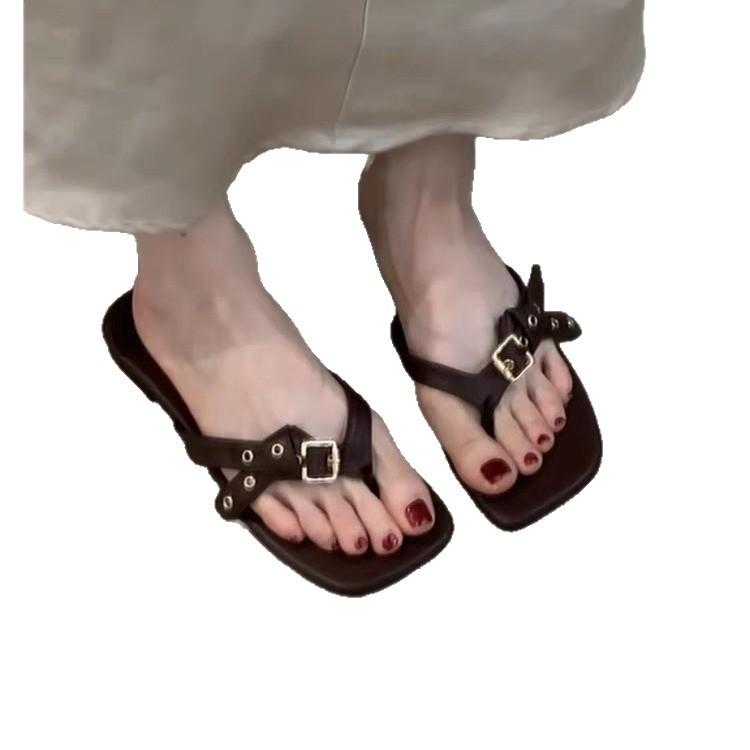 Flat-bottomed Belt Buckle Flip-flops for Women's Summer Wear 2025 New Sandals Design Sense Niche Foot-pinching Cool Slippers for Women
