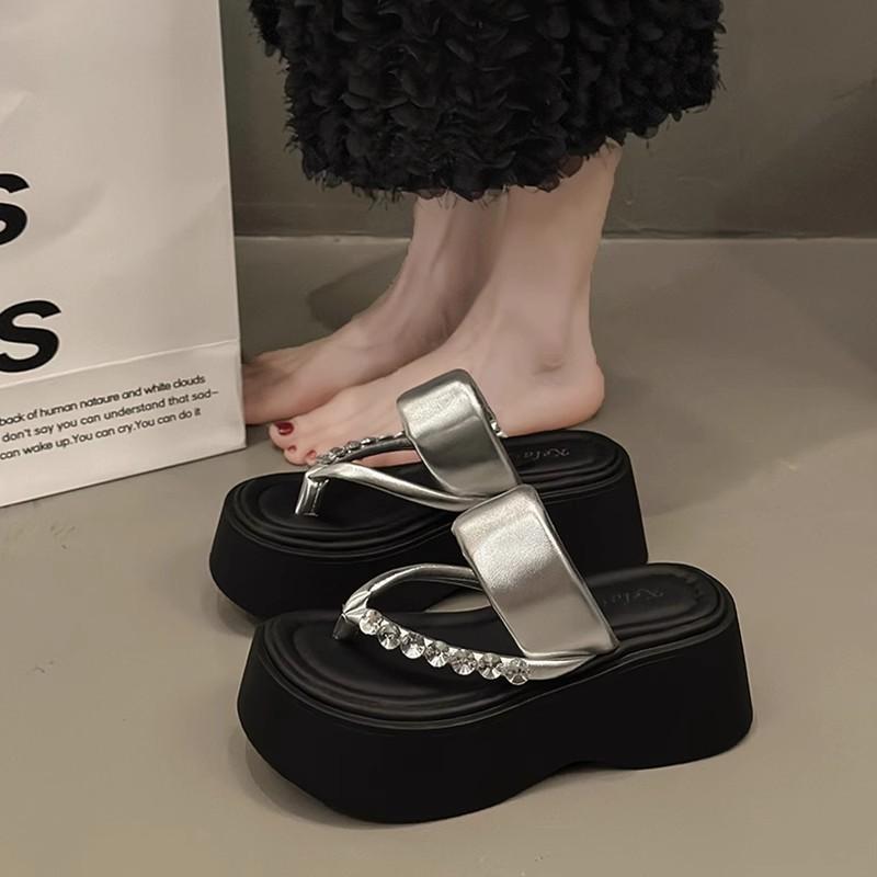 New thick-bottomed flip-flops women wear fashionable rhinestone toe cool slippers in summer