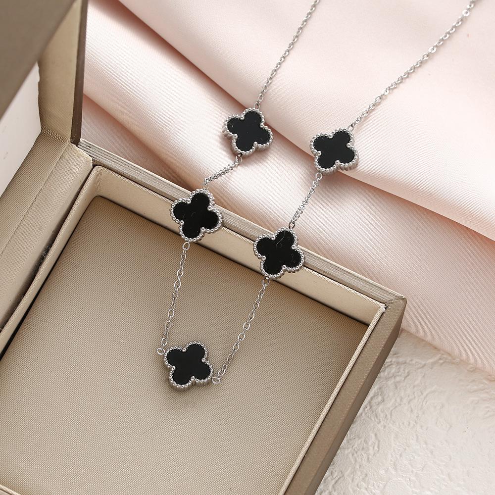 Collier trèfle à quatre feuilles chanceux à cinq fleurs Collier en acier titane Mode fille Chaîne de clavicule simple