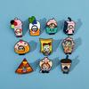 Broche de personagens de filmes e séries de terror europeus e americanos Série de Halloween Personalidade Comida engraçada Palhaço Bebê fantasma Distintivo de metal