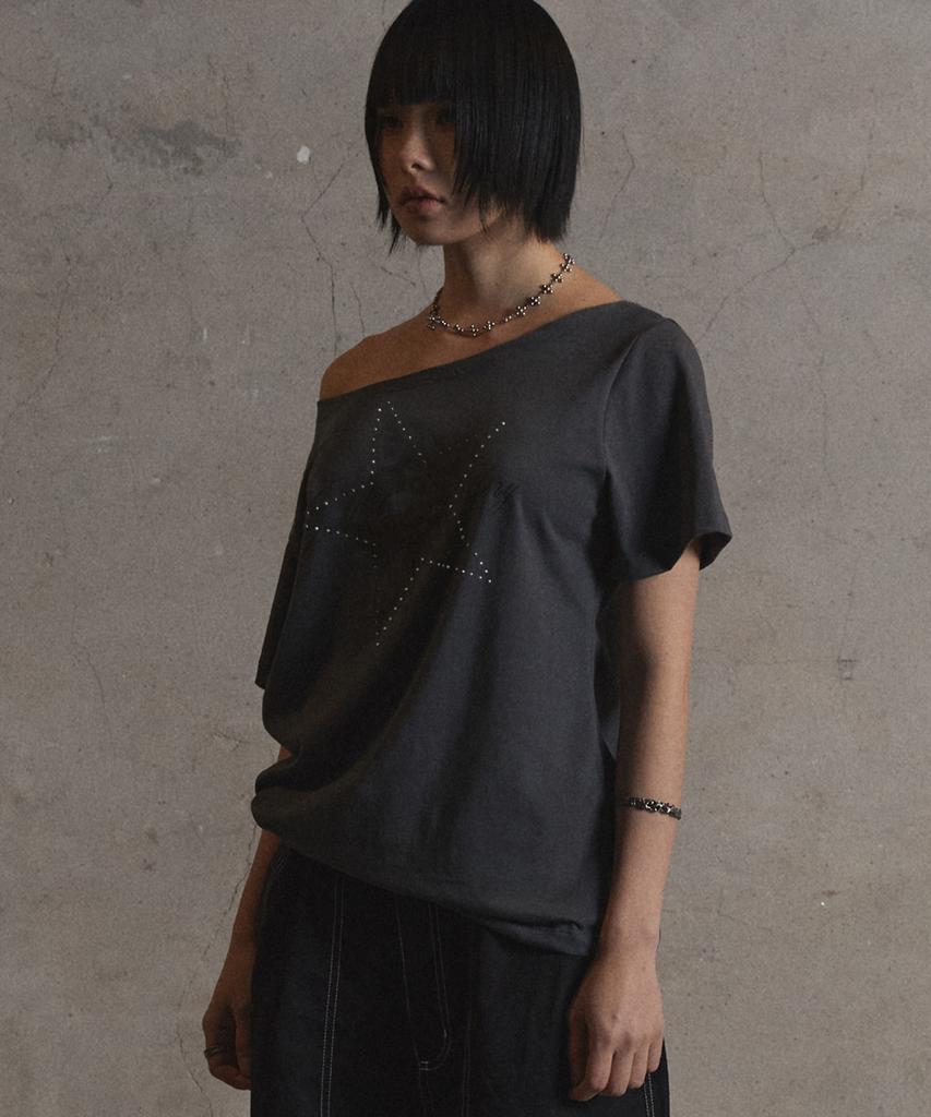 Garter Gallery Kiss Star Off Shoulder T-Shirts_Charcoal