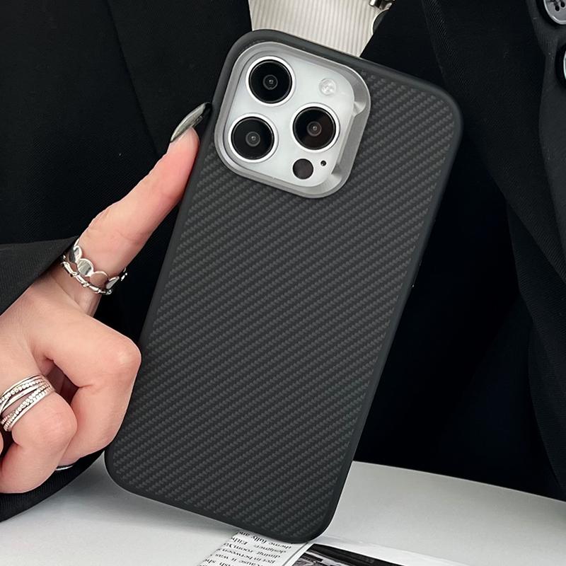 

Роскошный матовый чехол для телефона с рисунком из углеродного волокна для iPhone 14, 12, 13, 15, Pro Max, чехлы с кевларовой текстурой, металлическая защита линз, мягкий чехол For iPhone 14 ProMax чёрный