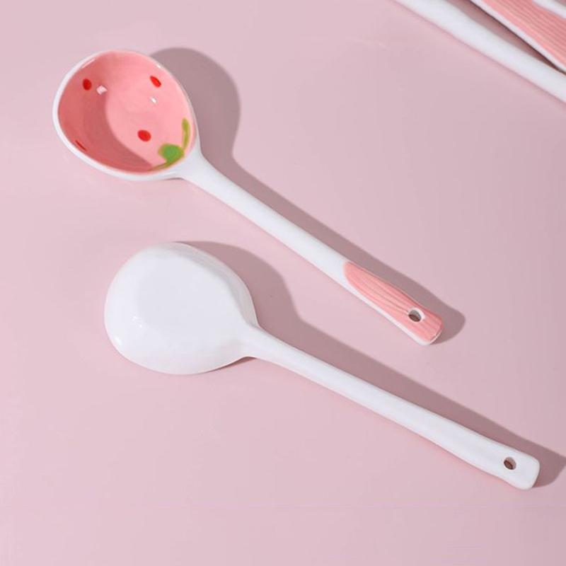 Niedlicher Erdbeersuppenlöffel aus Keramik, Kawaii, koreanischer Eisdessertlöffel mit langem Griff, Küchengeschirrzubehör