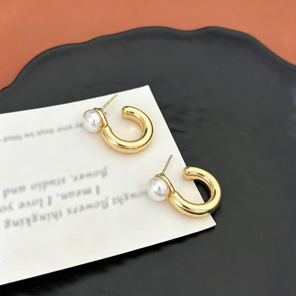 Minimalist French Pearl Earrings: Light Luxury, Cold Aesthetic, Retro Fashion Studs for Individual Temperament