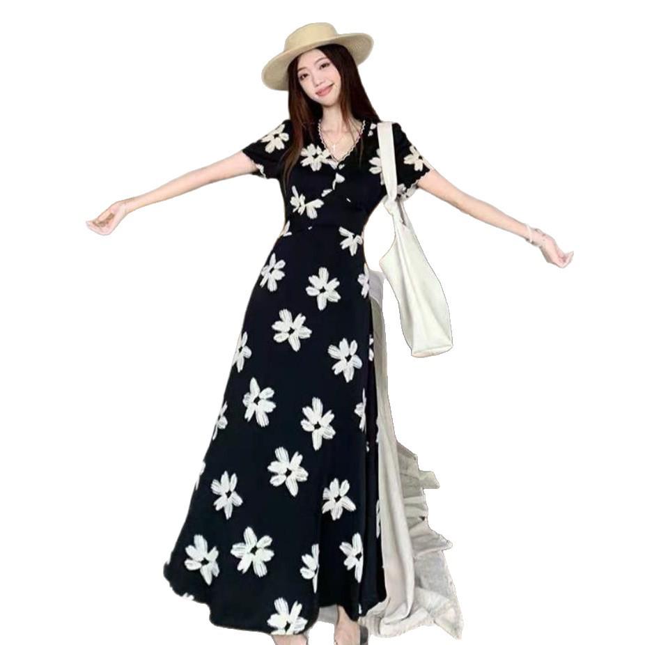 Summer French Retro Black Floral V-Neck Lace Dress with Slimming Waist and Wide Hem