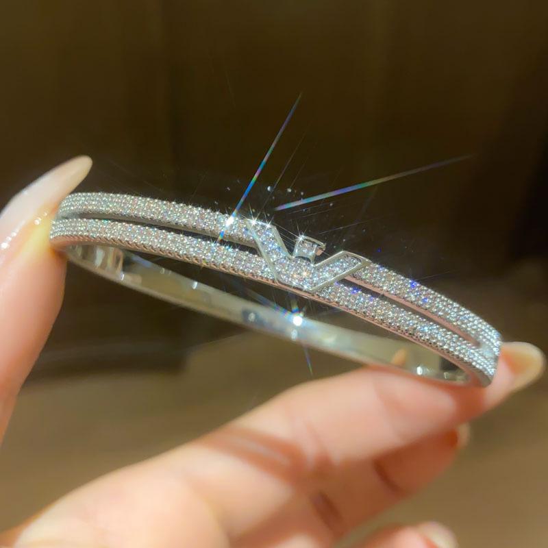 Trendy Geometric Clasp Bracelet with Japanese and Korean Cubic Zirconia - Retro Cool Style, Light Luxury Hand Chain Jewelry.