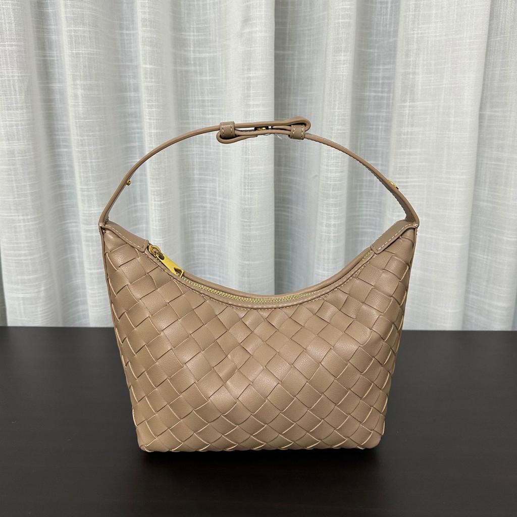2024 Spring and Summer New Fashionable Versatile Hand-woven Handbag Shoulder Armpit Bag Internet Celebrity Dumpling Bag of the Same Style