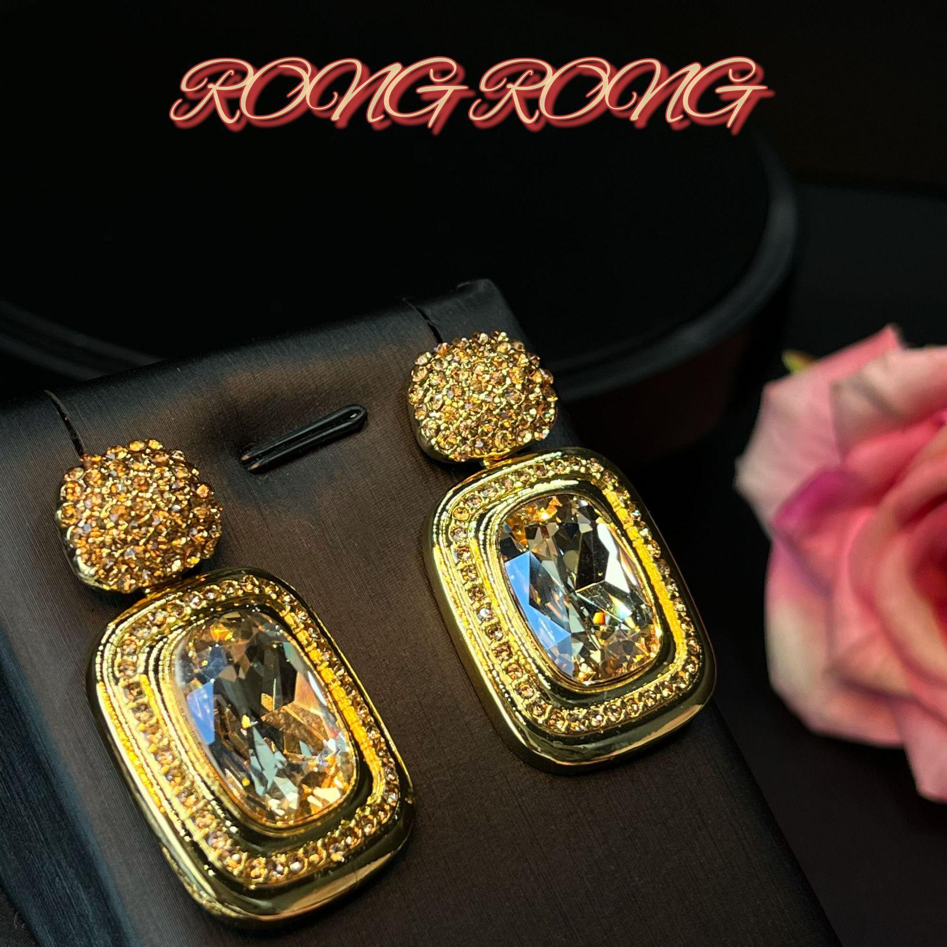 

Pre-owned Minimalist Gold Zircon Square Stud Earrings with Retro Luxury Vibe
