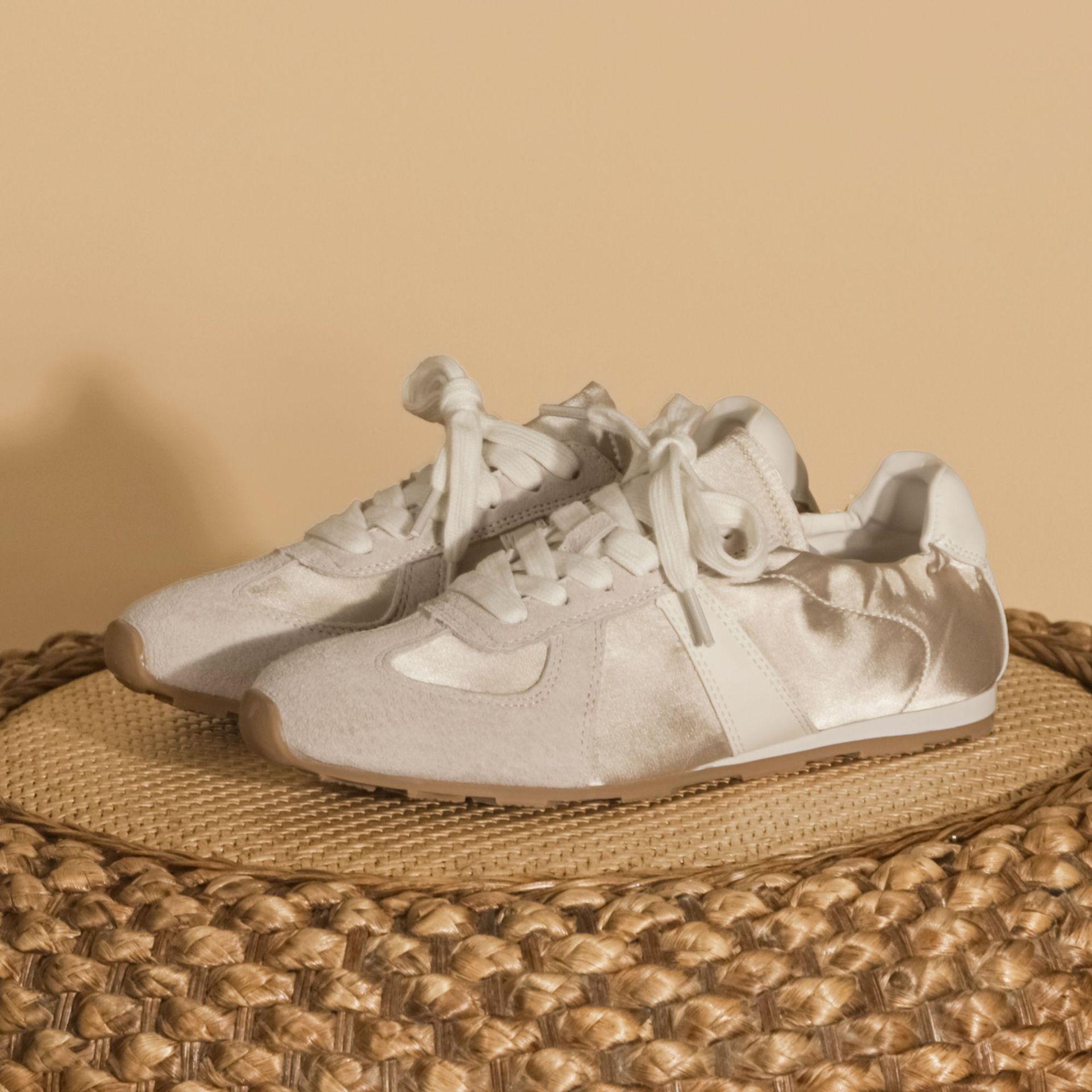 

Лето 2025 новая повседневная женская обувь мягкая подошва не устают ноги милый ветер спортивная повседневная обувь атласная обувь высокого класса 40 бежевый