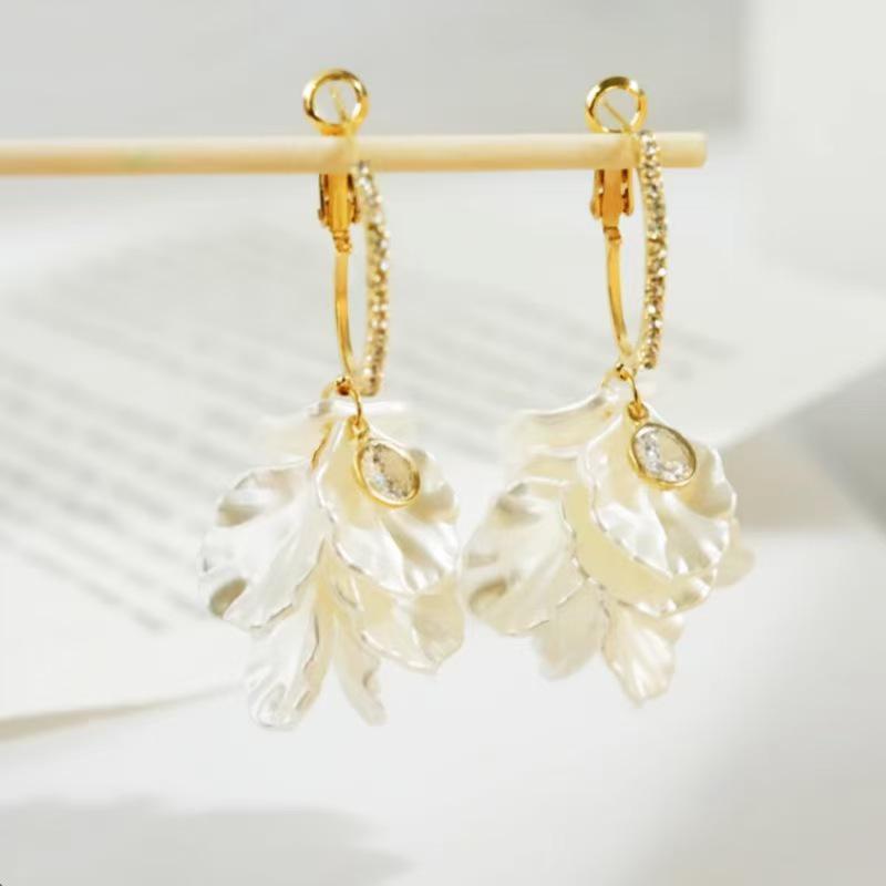 Elegant Flower Earrings: Sweet, Fashionable, Versatile Ear Studs for Women - Light Luxury High-End Jewelry Accessories золотой