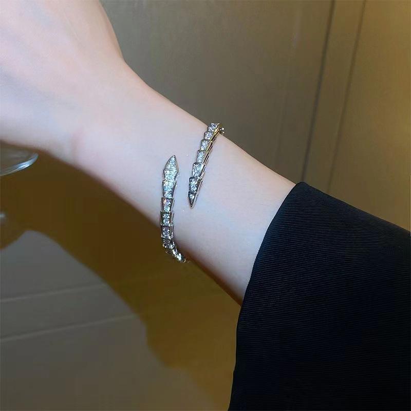 Klassische Temperament Schlangenarmbänder für Frauen Mädchen Einfaches Glänzendes Eingelegtes Zirkon Armband Party Schmuck Accessoires Geschenke