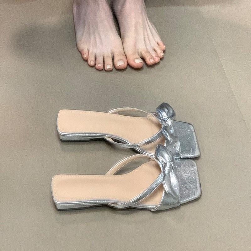 

Low-heeled commuter flip-flops are hollowed out and versatile, and they wear sexy bow sandals. 35 серебряный