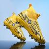 Fußballschuhe große Größe, lange Nägel, abgebrochene Nägel, Jungen und Mädchen, junge Schüler, professionelles Wettkampftraining, Sportschuhe