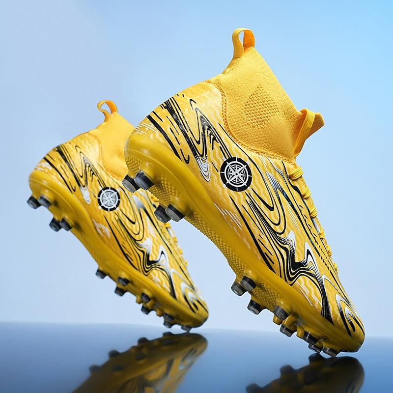 Fußballschuhe große Größe, lange Nägel, abgebrochene Nägel, Jungen und Mädchen, junge Schüler, professionelles Wettkampftraining, Sportschuhe