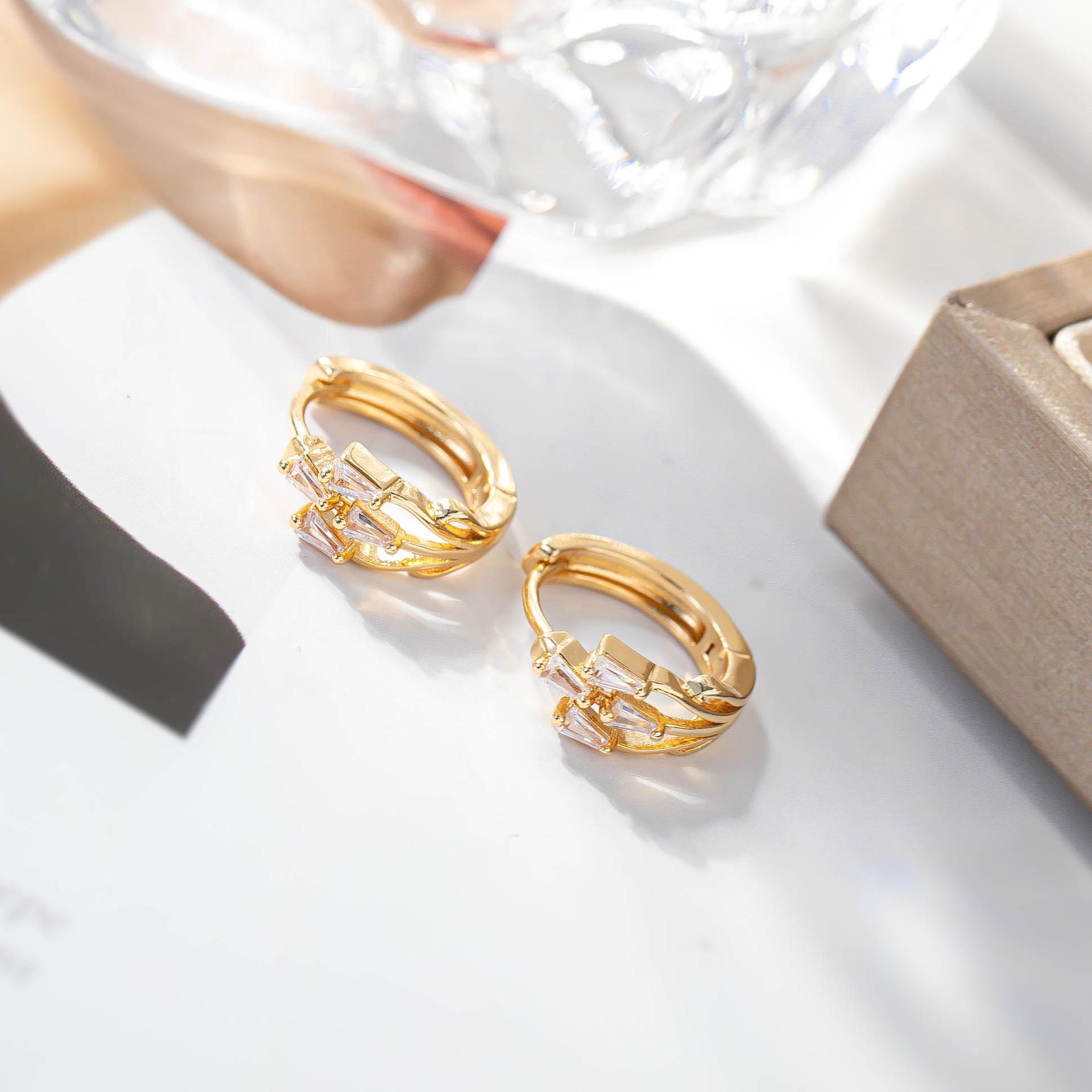 Zirconia Triangle Stud Earrings - Versatile, Fashionable, Niche Design, Light Luxury.