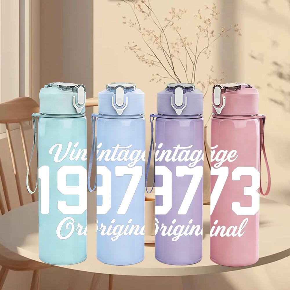 1PC Vintage 1973 Original Text 750ml Color Plastic Sports Water Bottle Leakproof Flip Straw Lid Suitable for Sports Office Home Use