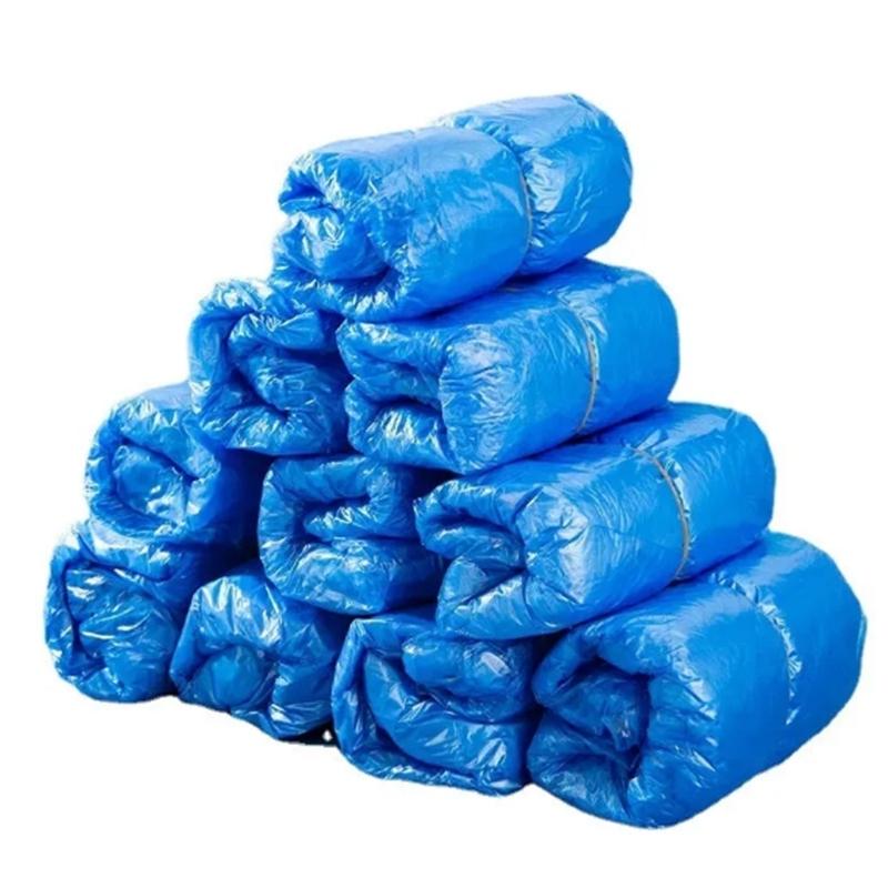 

100 шт. Одноразовые водонепроницаемые полиэтиленовые бахилы – Нескользящие, легкие протекторы для ног для использования в помещении, дома, в офисе или чистых помещениях