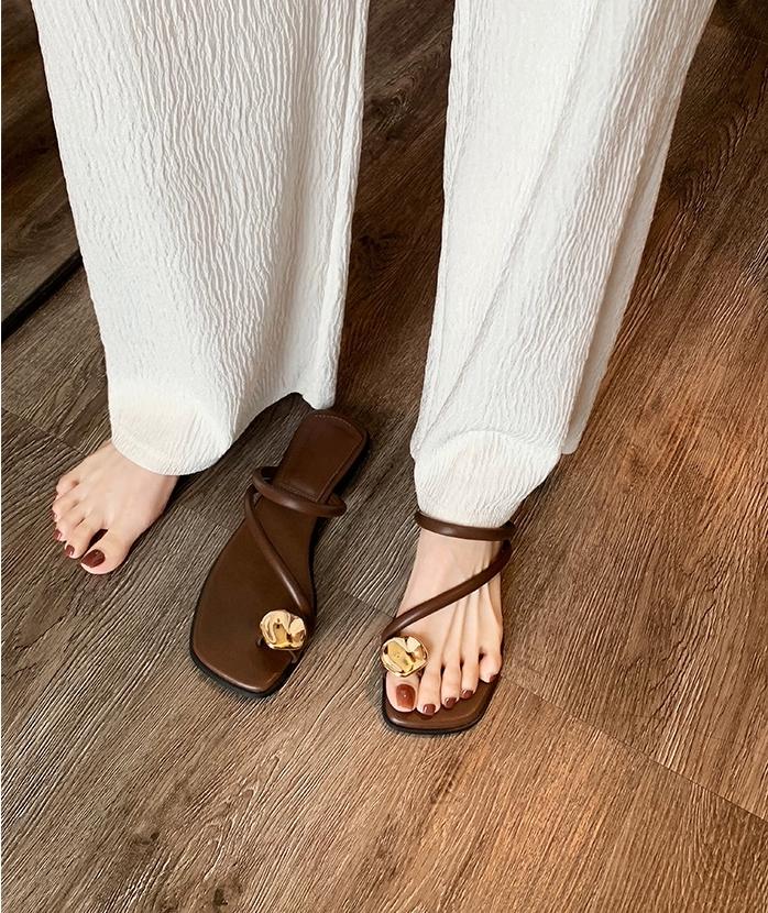 

French toe slippers women s summer new outer wear cross-belt fairy style low-heeled fashion buckle single shoes sexy beach shoes 39 темно-коричневого кольору