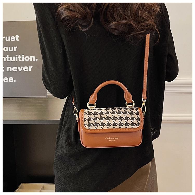 IELGY women's fashion mobile phone bag can be carried and messaged
