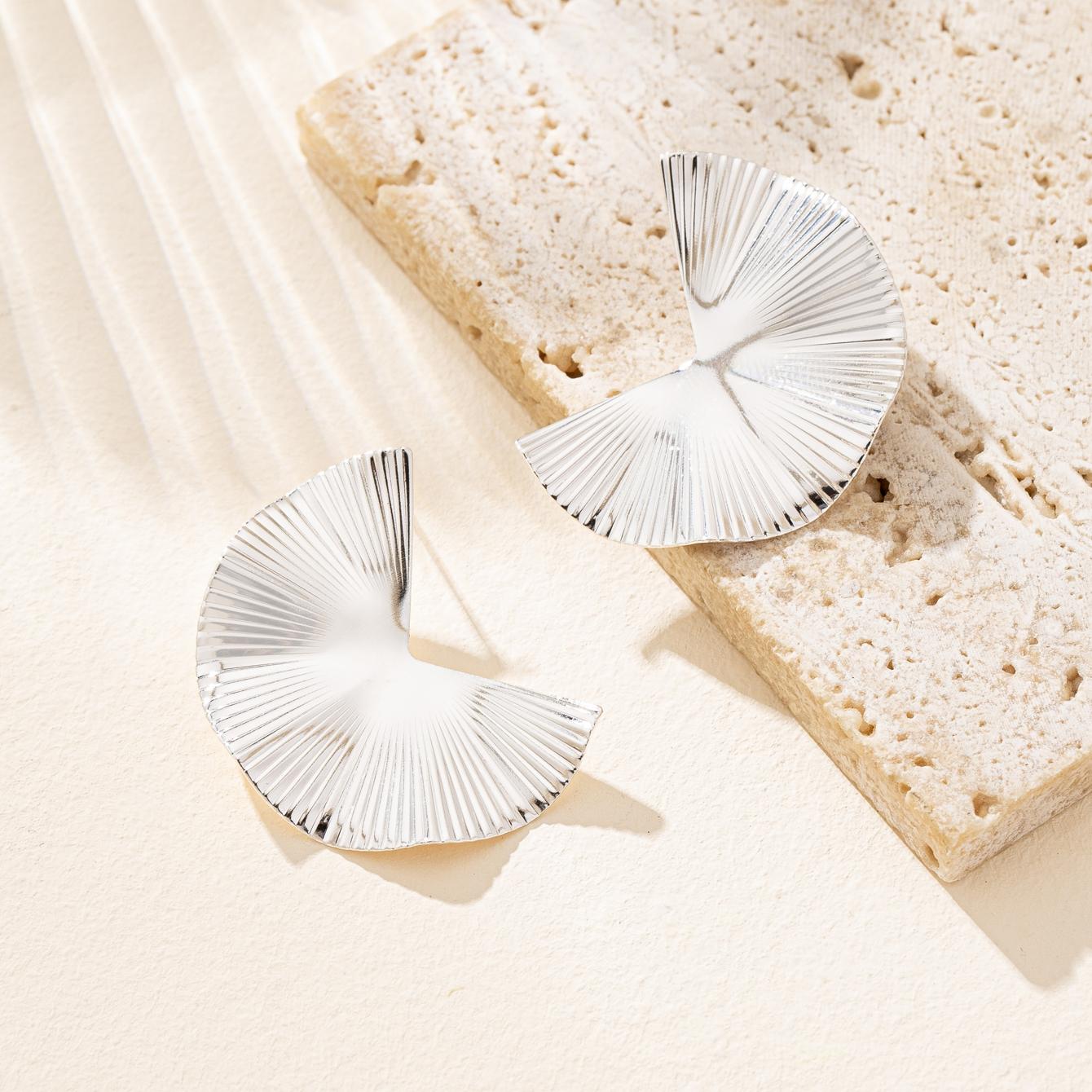 

A Pair of Women s Earrings, Simple and Fashionable Fan-Shaped Earrings, Suitable for Daily Wear and Vacation Wear