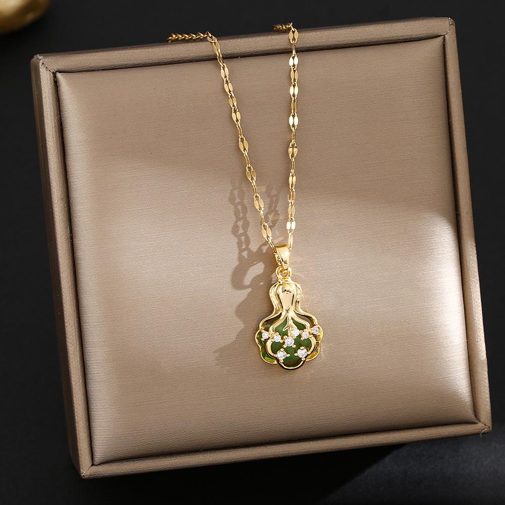 Elegante Pingente de Cabacinha com Fecho de Paz de Jade - Corrente para Clavícula em Aço Titânio no Estilo Chinês Retro