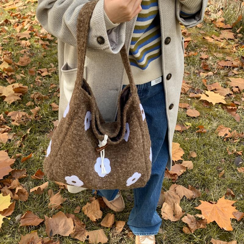 Bolsa de Ombro Único Bordada com Nuvens, Bolsa de Mão Tote Doce e Artística Estilo Floresta