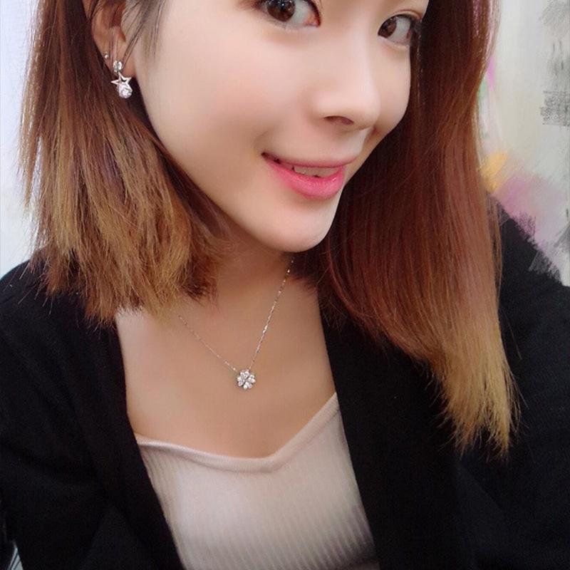 Fashionable Clover Pendant With Sparkling Gemstones Stylish And Sweet Necklace