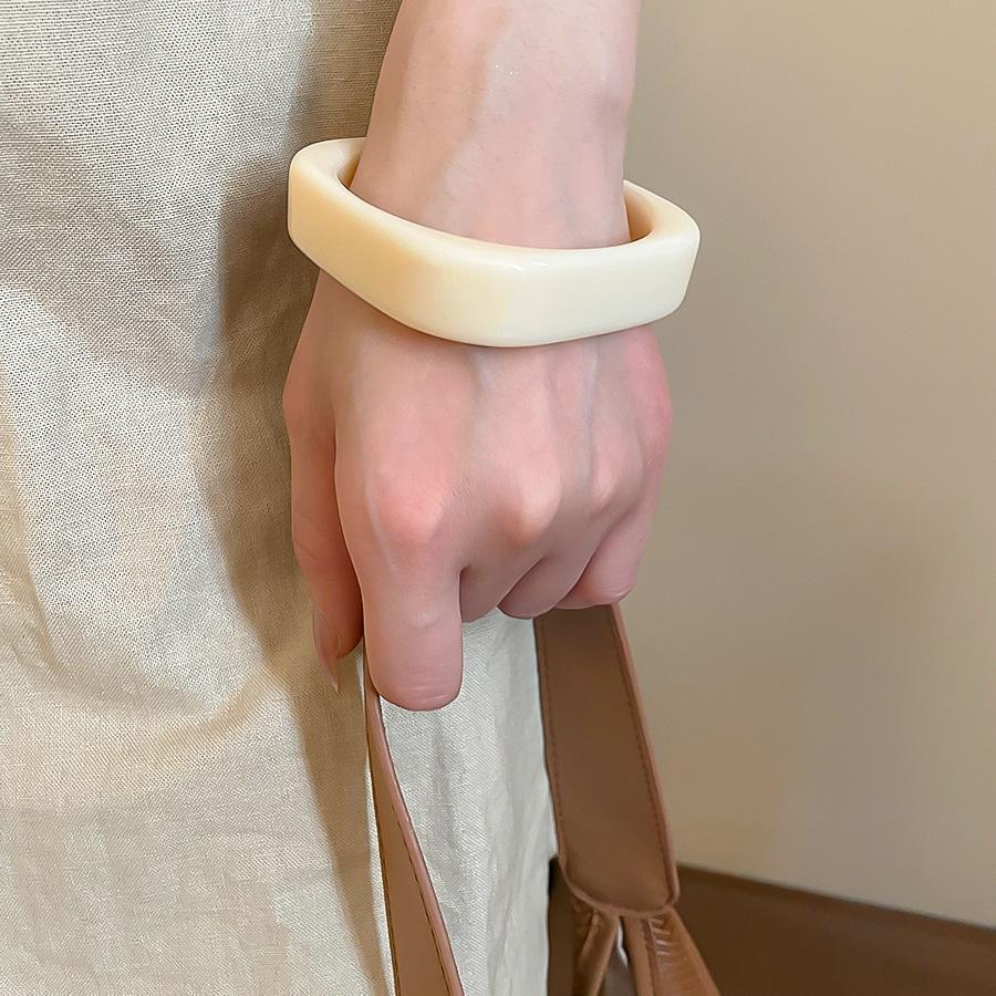 European and American Beige Irregular Geometric Resin Bracelet Light Luxury Temperament Bracelet Retro Exaggerated Jewelry Women