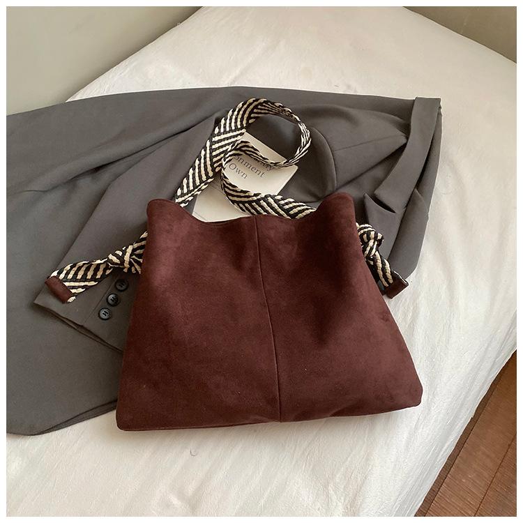 Fashion 2025 autumn new simple retro texture casual tote bag wide shoulder strap large capacity shoulder messenger bag