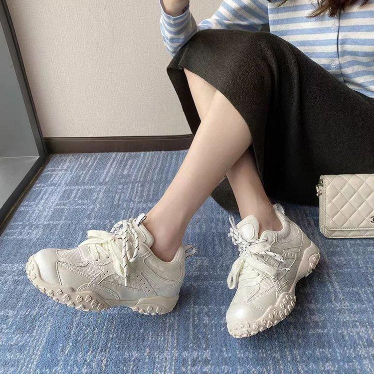 

Модная моральная тренировочная обувь Маленькая внутренняя высота подъема женская обувь 2025 лето новая зарубежная дышащая повседневная спортивная белая обувь 40