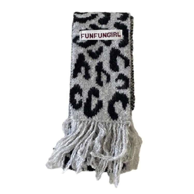 

Fashionable Leopards Scarf Warm Light Weight Neckerchief Simple Street Scarf for Modern Look сірий колір