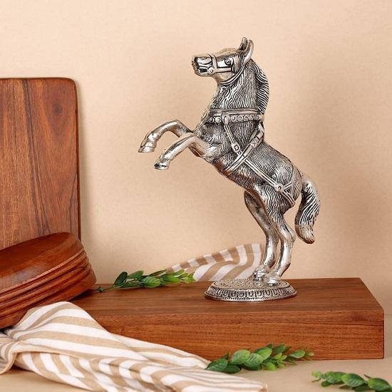 Silbernes Standpferd und Festivalgeschenk