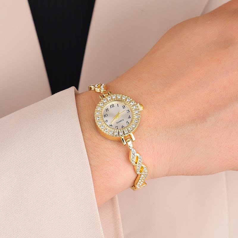 Nové dámské slitinové křemenné náramkové hodinky s náramkem s křídly z plných diamantů