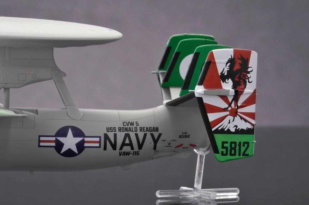 Platz Heller Scale US Navy Hawkeye Special Edition Plastic Model Kit with Japanese Instructions 1/72 E-2C (HE82300J)