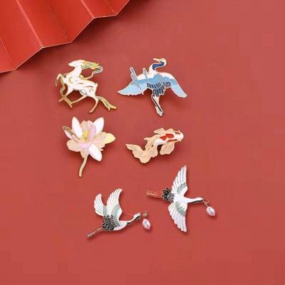 Damen Brosche Pin im chinesischen Stil mit Kran Emaille für Hanfu Kleidung